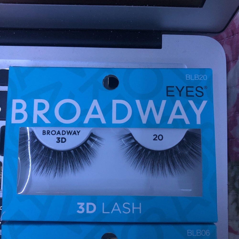 Random NEW lashes - Picture 3 of 3